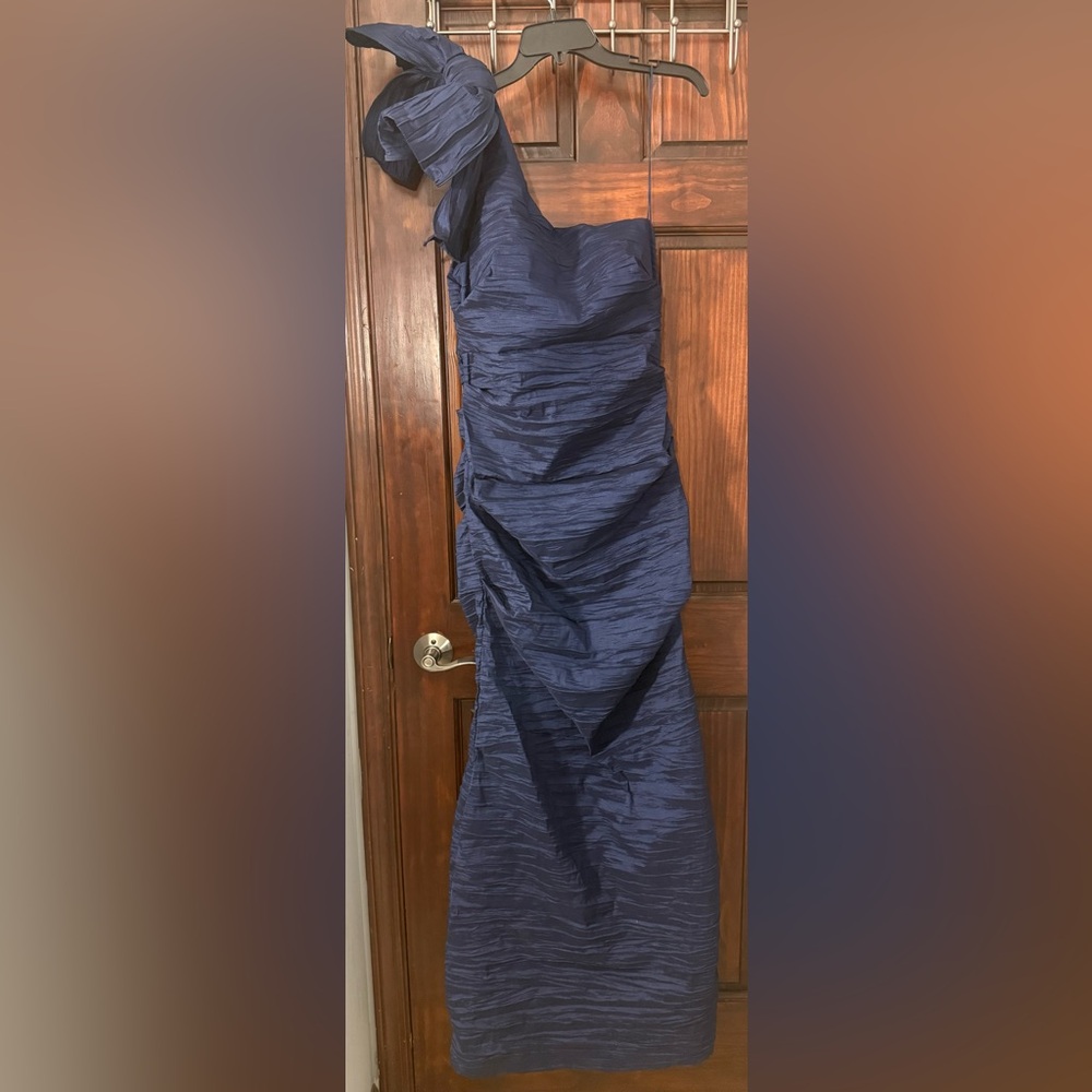 Alex Evenings Navy Blue Bow Detail One-Shoulder Ruched Satin Gown Size 12 $199 - Picture 3 of 9